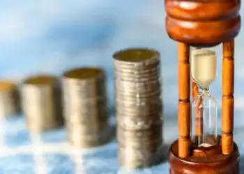 چگونه استراتژی منابع انسانی را متناسب با چالش‌ های اقتصادی ۱۴۰۴ تنظیم کنیم؟