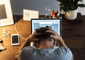 تأثیر فرسودگی شغلی بر بهره_ وری کارکنان و راهکارهای مقابله