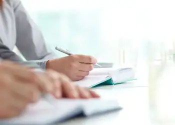 تدوین برنامه_ های آموزشی برای کارکنان در مصرف بهینه انرژی