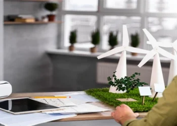 چرا سرمایه‌ گذاری در انرژی‌ های پاک برای کسب‌ و کارها ضروری است؟