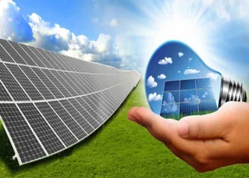 چگونه با انرژی خورشیدی هزینه‌ های کسب‌ و کار را کاهش دهیم؟