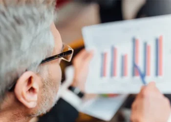 تحلیل اثرات تورم و رکود بر تصمیمات سرمایه گذاری صنعتی